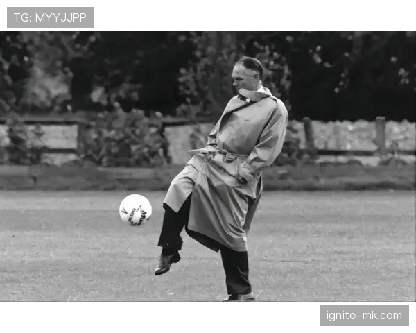 克鲁伊夫足球传奇启迪新生代:永恒技艺与创新精神引领绿茵新潮流 克鲁伊夫足球传奇启迪新生代:永恒技艺与创新精神引领绿茵新潮流