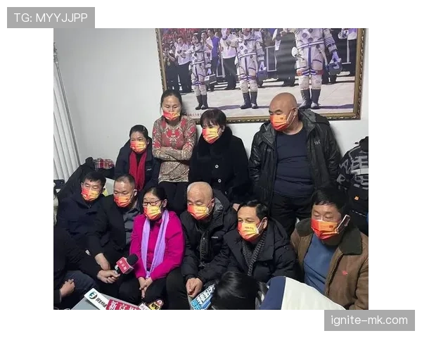 刘洋家里秒变画廊?跟球场上瘦削形象完全两回事啊! 刘洋家里秒变画廊?跟球场上瘦削形象完全两回事啊!